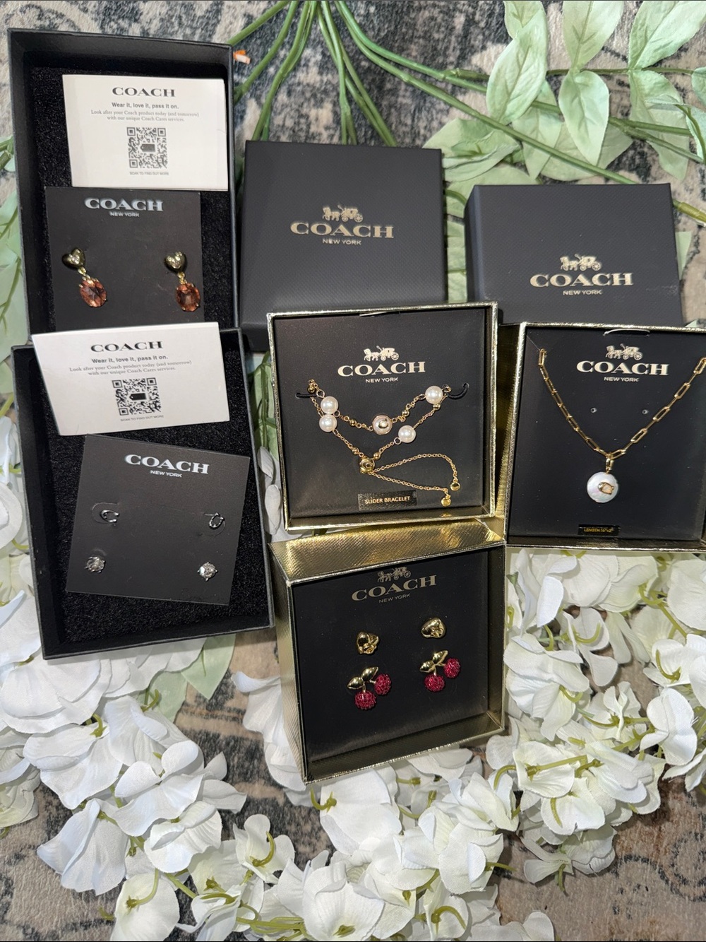 💥Coach  $155 retrial your choice  one box only necklaces earring, bracelets